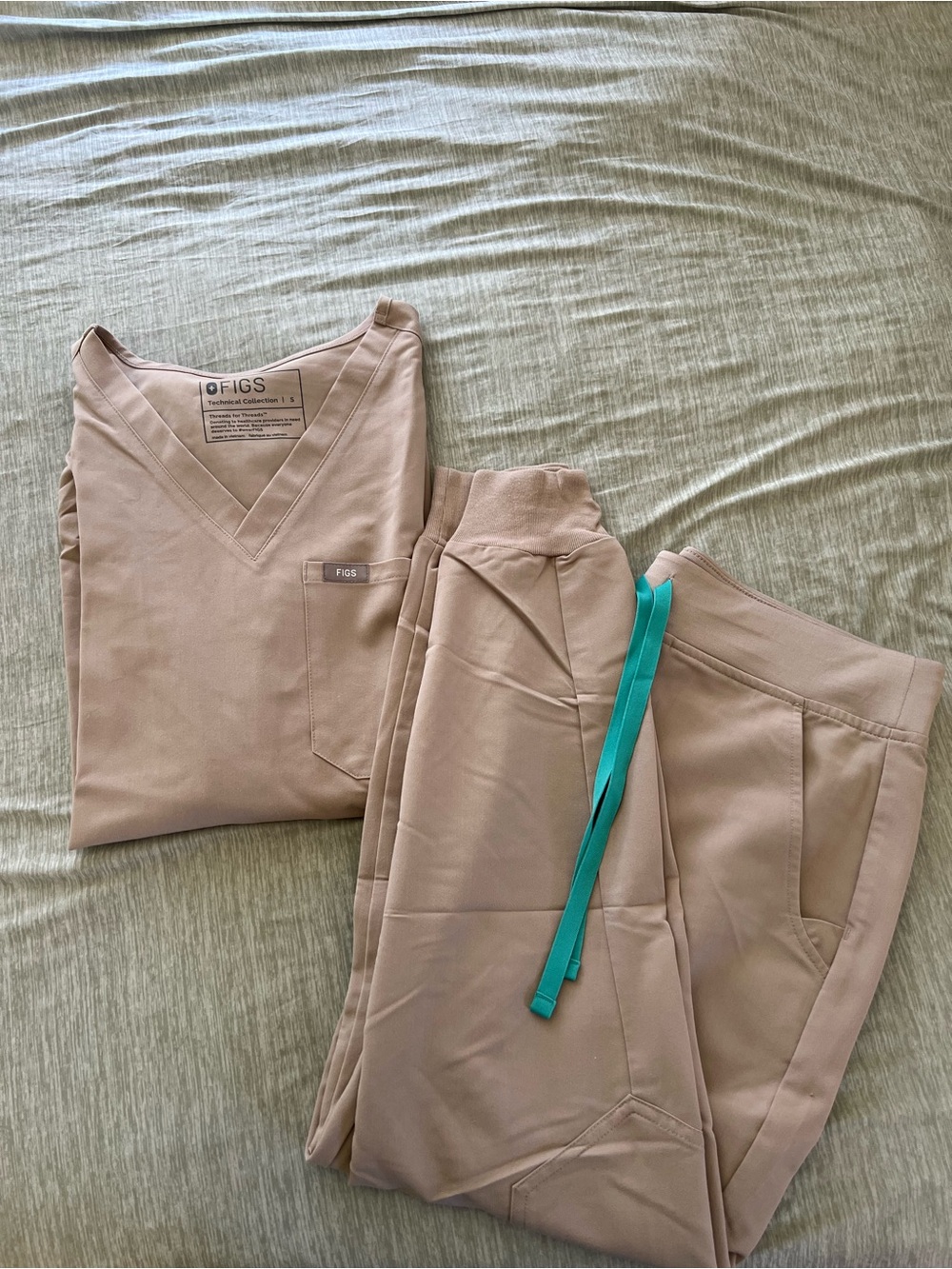 FIGS Women's BONE Jogger Scrub Set